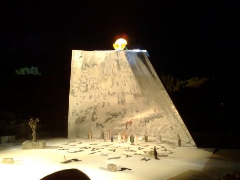 090520092292 La scena finale, sulla scenografia di Fucksas il carro del sole con Medea che fugge