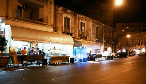 in alcune vie si posizionano tavoli e sedie...e focolari e ogni altra cosa senza troppa criticita'