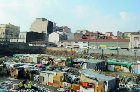 Baraccopoli in pieno centro...un po' abusiva ma non troppo critica