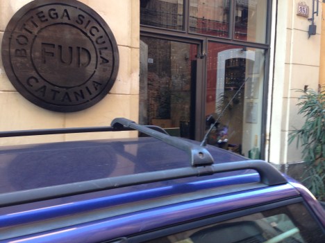 L'ingresso di un locale totalmente occupato da una macchina in sosta abusiva