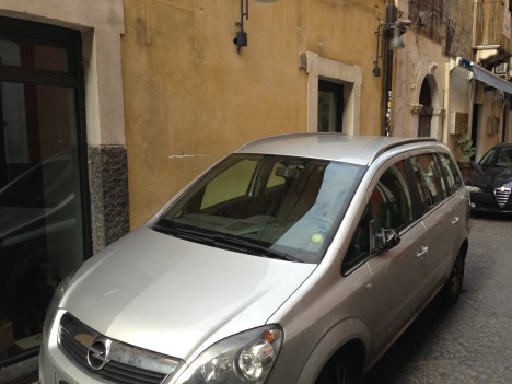 Due porte di un locale totalmente blindate da una macch